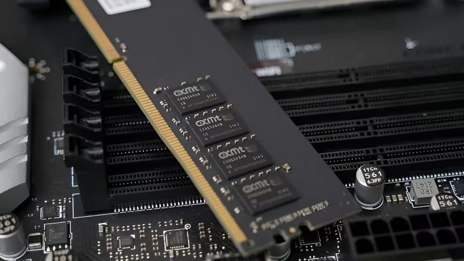 Китайцы против дефицита CXMT представила серверный модуль DDR4 3200 ECC на 32 ГБ за 10 тысяч рублей При этом розничная цена такой планки от брендовых производителей минимум в 3 раза выше Этот шаг Changxin Memory вызвал панику на местном рынке акции других производителей памяти таких как Winbond Electronics и Nanya Technology упали на 5 10 Резкий демпинг может позволить CXMT ворваться на рынок ИИ серверов и сгладить дефицит что косвенно должно положительно сказаться на стоимости пользовательской ОЗУ Однако в любом случае ждать конца дефицита еще долго хотя CXMT старается изо всех сил их новый крупный завод в Шанхае заработает лишь в 2027 году и сравнимые сроки указываются для других фабрик по производству DRAM и NAND Мой Компьютер