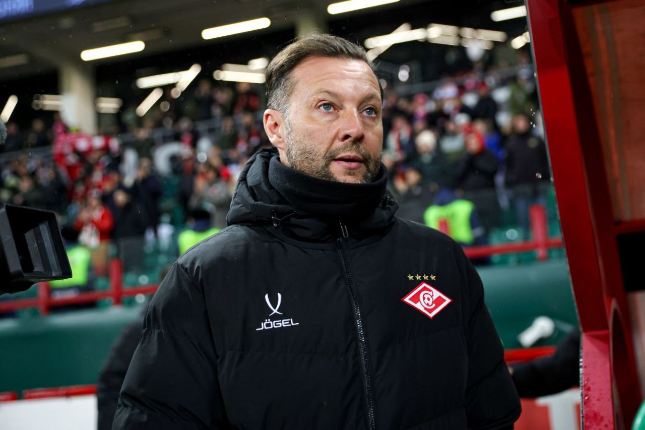 Карседо предварительно согласился включить Романова в свой штаб в Спартаке Как стало известно Дай УдаритЬ для Metaratings основной кандидат на пост главного тренера Спартака Хуан Карседо дал свое предварительное согласие на включение в тренерский штаб Вадима Романова По нашим данным сохранение Романова в новом тренерском штабе красно белых одно из условий Спартака Со специалистом который в концовке осенней части сезона 2025 26 исполнял обязанности наставника команды могут обсудить возможность подписания нового контракта Параллельно со своей работой россиянин будет заниматься получением тренерской лицензии PRO Спартак ушёл на зимнюю паузу занимая шестое место в турнирной таблице Российской Премьер Лиги РПЛ с 29 очками Команда начинала сезон под руководством Деяна Станковича который покинул клуб 11 ноября Подписывайтесь на Дай УдаритЬ в MAX