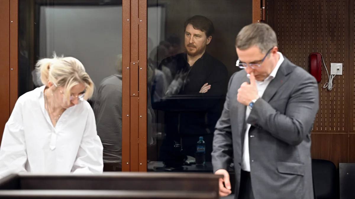 Бывшего мэра Сочи и его жену ограничили в сроках ознакомления с материалами дела Московский суд ограничил до 15 ноября время для ознакомления с материалами дела бывшего мэра Сочи Алексея Копайгородского и его жены обвиняемых в коррупции Об этом пишет ТАСС ссылаясь на материалы уголовного дела Как следует из документа ходатайство следователя подлежит удовлетворению Ограничить обвиняемых Копайгородского и Копайгородскую в сроках ознакомления с материалами уголовного дела установить срок до 15 ноября В августе 2025 года завершено расследование дела Копайгородского его супруги Янины и помощника Александра Пасунько обвиняемых в коррупции Адвокат Копайгородского Иван Миронов заявил что обвинения в окончательной редакции основаны на показаниях заинтересованных свидетелей Елизавета Меткина представляющая Янину Копайгородскую считает что эти обвинения форма давления на ее подзащитную Подписаться Мы в MAX