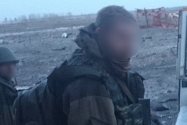 Аккорд «Ведьмака». Один из сражённых пулей под Выборгом - «вагнеровец» 47news стали известны подробности трагедии в посёлке при железнодорожной станции Лужайка под Выборгом, где 8 июля на дачном участке нашли тело 36-летнего мужа, лежащего на бездыханной 30-летней супруге. И у мужчины, и у женщины - огнестрельные ранения. Рядом - изрезанные кошка и собака. По данным нашего издания, у мужчины — внушительный боевой опыт и информационный бэкграунд в украинском сегменте социальных сетей. Там его фото и данные содержатся в понятных разделах под условным названием "Найти и уничтожить". ФИО и "выходные данные" погибшего бойца полностью совпадают с тем, кого украинские интернет-следопыты икали как россиянина с позывным "Ведьмак". Бойца связали с такими громкими формированиями, как ЧВК "Вагнер" Евгения Пригожина и Дмитрия Уткина, ДШРГ "Русич" Алексея Мильчакова и Яна Петровского, а также ЛНР-вской бригадой "Призрак" Алексея Мозгового. Порой сайты карателей выкладывали в сеть московский адрес "солдата удачи". Видимо, потому, что у него ещё и бэкграунд спецназовца из Московской области. По данным 47news, при осмотре дома в Лужайке полицейские действительно найдут свидетельства того, что погибший "выпускник кулинарного техникума". Так "вагенера" иногда, шуткуя, называют друг друга. В опустевшем жилище нашлись награды "Африканского корпуса". Подробнее об одном из "вагнеров", и о возможной причине смерти, читайте в нашем материале. архив, соцсети