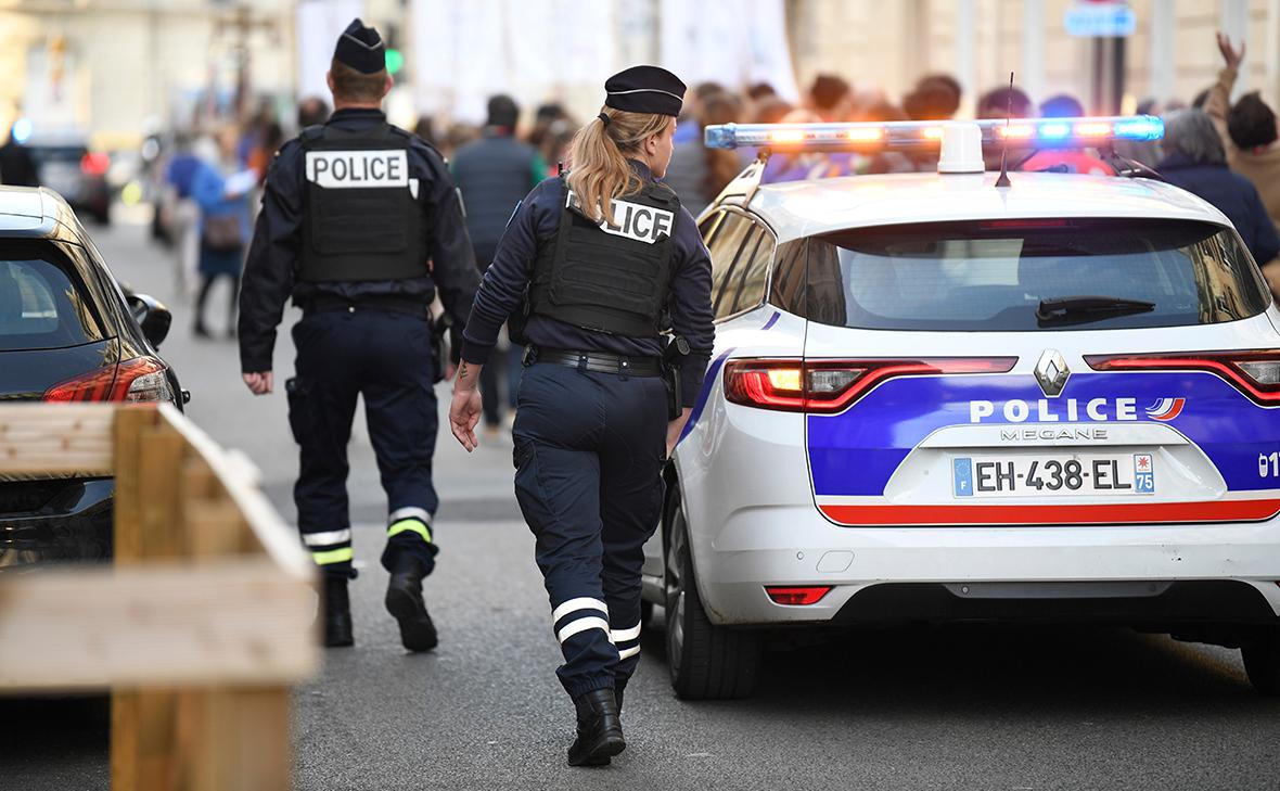 Очередной грабёж в Париже сумма ущерба 160 000 В Париже злоумышленник напал на курьеров перевозивших ювелирные изделия устроив засаду за припаркованным фургоном Одному из сотрудников он нанес удар по виску и выхватил сумку с пятью пакетами ценностей сапфир стоимостью около 150 000 и золотые украшения на 10 000 Нападавшему удалось скрыться Инцидент произошёл на фоне повышенного внимания к безопасности в Париже после резонансного ограбления Лувра в октябре 2025 года Полиция ведёт расследование сообщает газета Le Figaro Подпишись на primulinmd