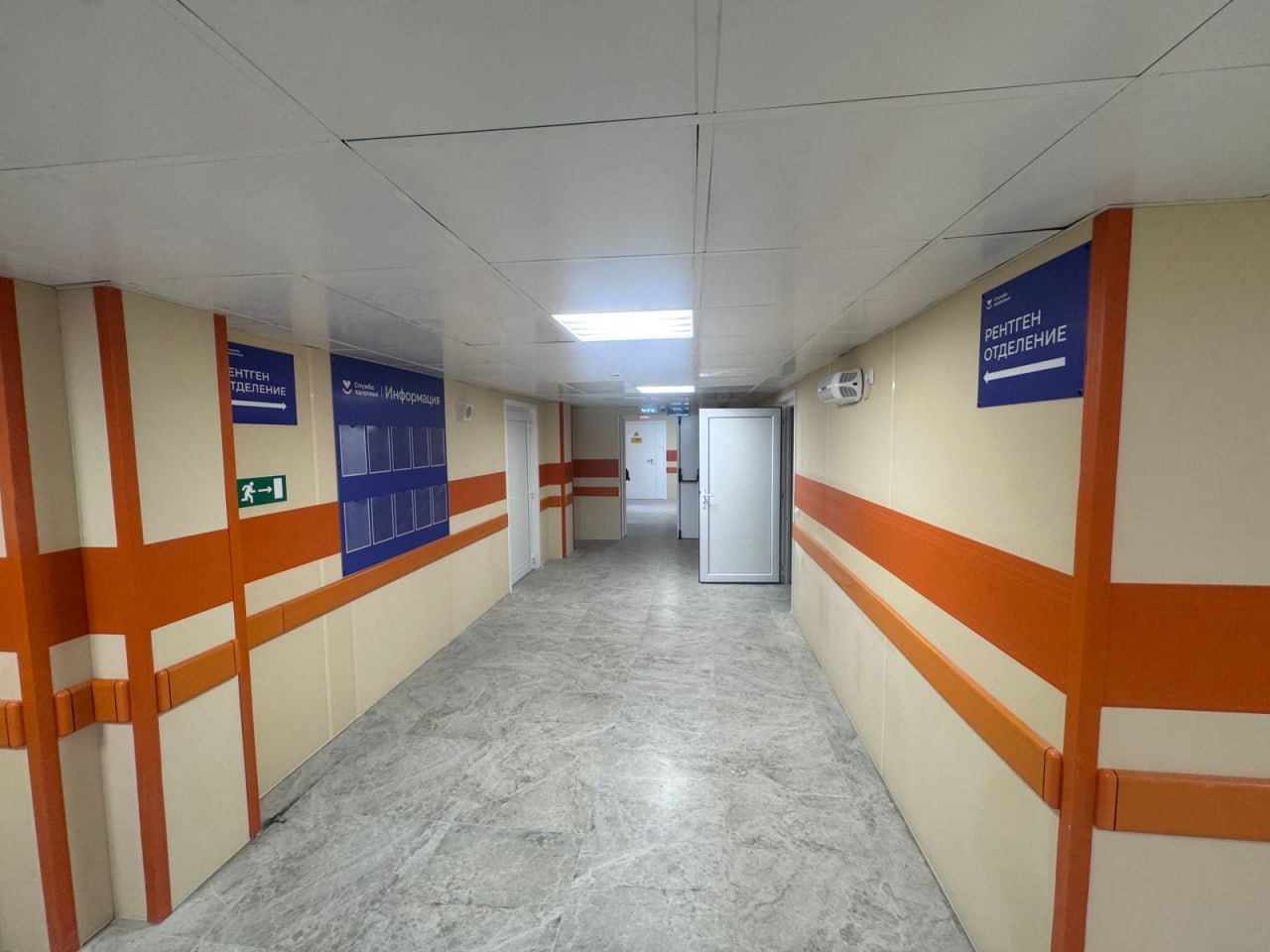 Медицинская инфраструктура Кубани пополнилась новой поликлиникой в станице Новопокровской В станице Новопокровской Краснодарского края завершено строительство и введено в эксплуатацию современное медицинское учреждение новая поликлиника на улице Блюхера Строительство объекта полностью завершено поликлиника введена в эксплуатацию и уже прошла процедуру лицензирования в рамках национального проекта Здравоохранение с 2025 года национальный проект Продолжительная и активная жизнь Завершение строительства современной поликлиники в станице Новопокровской является важным событием это новый этап развития здравоохранения региона реализованный в рамках нацпроекта Продолжительная и активная жизнь Поликлиника оснащена новейшим оборудованием и готова обеспечить качественный медицинский уход жителям района Наша задача выполнена успешно теперь главное эффективно использовать этот ресурс для улучшения здоровья населения отметил исполняющий обязанности руководителя департамента строительства Краснодарского края Игорь Федосов Поликлиника общей площадью 5 5 тыс квадратных метров рассчитана на приём 250 пациентов в смену и оснащена широким спектром специализированных кабинетов и отделений Среди них клинико диагностическая лаборатория подразделения лучевой и функциональной диагностики эндоскопическое и реабилитационное отделения кабинеты УЗИ и паллиативной помощи а также отделения первичной медико санитарной помощи и терапевтическое отделение Здесь смогут принять пациентов врачи самых разных профилей от кардиолога и невролога до онколога гериатра и логопеда