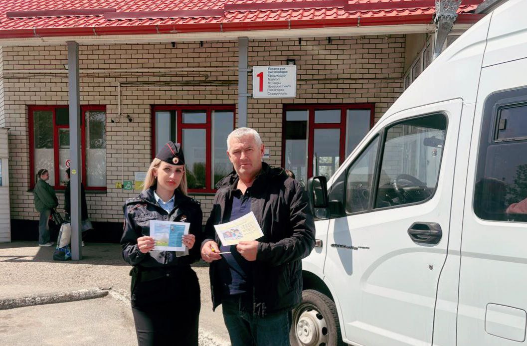 В округе проводятся профилактические мероприятия «Пристегни себя и ребёнка» Они начались 22 апреля и продолжатся до конца месяца. Акция призвана напомнить, что безопасность детей в автомобиле зависит от ответственности взрослых. Сотрудники Госавтоинспекции посетили автовокзал г.Зеленокумска, где провели информационно-разъяснительную работу с водителями пассажирского транспорта. в следующий раз привлекли родительский патруль для раздачи листовок с информацией о правилах передвижения несовершеннолетних в автомобиле. Профилактические мероприятия продолжаются. Сотрудники отделения ГАИ Отдела МВД России "Советский" напоминают: штраф за отсутствие детского кресла или ремней безопасности - 3000 руб. ст. 12.23 КоАП РФ . Требования к перевозке детей до 7 лет - только в автокресле на всех сиденьях ; с 7 до 12 лет - на заднем сиденье с применением ремня безопасности или кресла; на переднем сиденье - только в кресле! Фото и информация: отделения ГАИ Отдела МВД России "Советский"