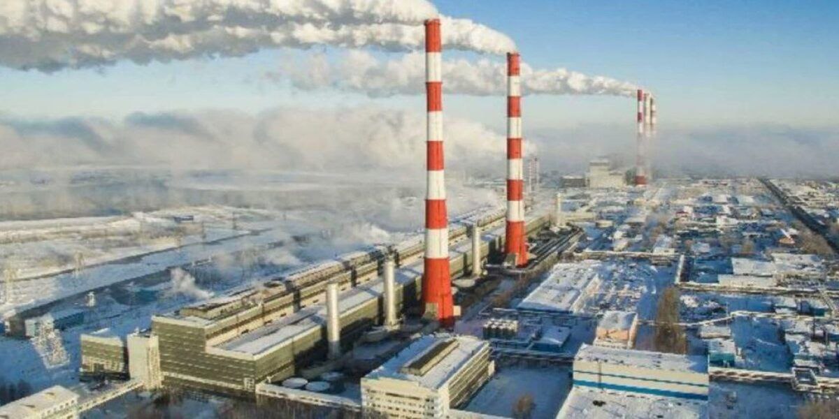 Власти Казахстана запланировали строительство шести электростанций до 2030 года Министерство энергетики Казахстана представило проект Национального плана по развитию угольной генерации до 2030 года Ожидается что его реализация обойдется в 8 трлн тенге 16 2 млрд По словам министра энергетики Ерлана Аккенженова план предусматривает строительство ГРЭС Экибастуз 3 и угольных электростанций в Курчатове Кокшетау Жезказгане Семее и Усть Каменогорске Также запланирована модернизация двух действующих электростанций ГРЭС Экибастуз 2 и ГРЭС Аксу Ранее LogiStan писал о том что дефицит электроэнергии в Казахстане составляет 1 5 млрд киловатт часов в год Читайте также Когда планируют начать строить первую АЭС в Казахстане Минэнерго Казахстана планирует за год снизить до 59 уровень износа ТЭЦ Logistan info Логистика Экономика