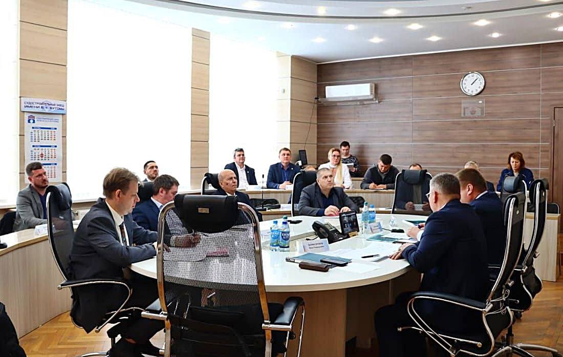На керченском заводе совещались промышленники На судостроительном заводе прошло заседание технического совета группы АО Судостроительной Корпорации Ак Барс Участие приняли начальник управления промышленного комплекса Минпромторга Крыма Денис Малтабар представители судостроительных предприятий инженеры отраслевые специалисты и эксперты Обсуждались ключевые направления развития судостроения внедрение новых производственных технологий цифровизацию процессов обновление оборудования и повышение производительности труда Отдельное внимание уделялось вопросам модернизации производственных мощностей для строительства крупнотоннажного флота что позволит повысить конкурентоспособность отечественной продукции и укрепить позиции отрасли на внутреннем и внешнем рынках По итогам утвержден ряд предложений по повышению эффективности производственных процессов и определили направления дальнейшего взаимодействия предприятий группы в рамках программы технологического обновления МинпромторгКрыма seanewskerch