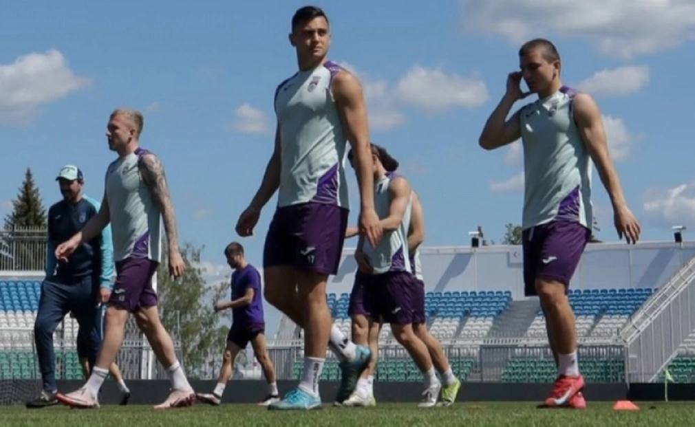 В футбольном клубе «Уфа» сменился генеральный директор В футбольном клубе «Уфа» сменилось руководство. Генеральный директор Сергей Фельдман ушел в отставку. На эту должность назначен Марат Шмаков, сообщил вице-премьер правительства республики, председатель правления клуба Руслан Хабибов. Марат Шмаков до этого занимал пост финансового директора клуба. Главный тренер команды Омари Тетрадзе сохранит должность. РБК-УФА