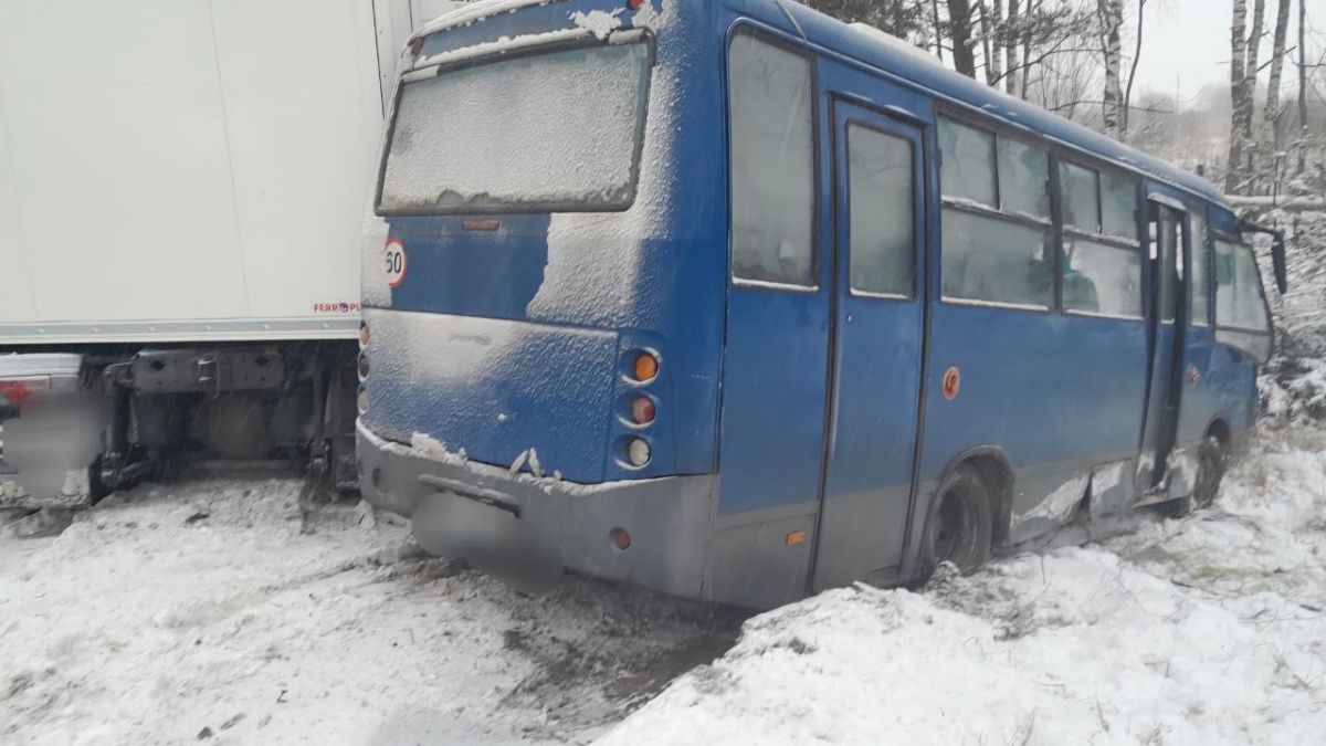 Появились кадры с места смертельного ДТП с участием "легковушки", автобуса и фуры в Ивановской области     Два человека погибли, еще четверо пострадали в результате сегодняшней аварии в Лежневском районе, недалеко от деревни Козино.  ↗  Прислать новость   Подписаться