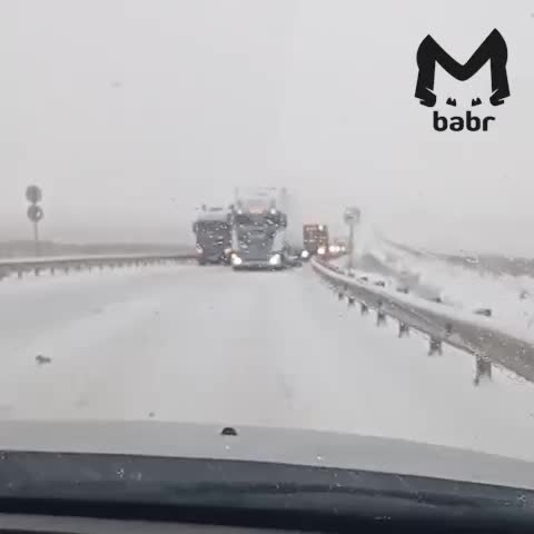 Сложные условия на трассах Забайкальского края в условиях снегопада