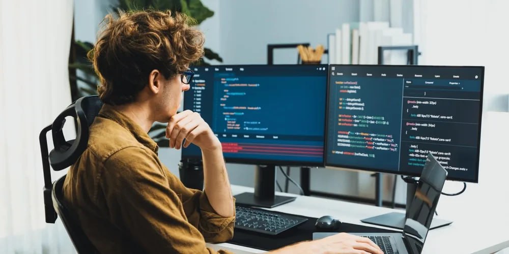 Время когда зарплаты росли только из за дефицита кадров подошло к концу следует из исследования SuperJob Время когда зарплаты быстро росли для многих профессий просто из за дефицита кадров подошло к концу Но при этом несмотря на увеличение числа резюме в 2025 году реальный дефицит качественных специалистов сохраняется Просто найти кого нибудь стало чуть проще а вот закрыть сложную вакансию профи нет говорится в материале При этом высокую ценность будут иметь те сотрудники кто создает или защищает конкурентное преимущество компании владеющие редкими или критически важными технологиями а также те чья работа напрямую влияет на финансовый результат или безопасность бизнеса Работодатели будут вкладываться в перспективных сотрудников а не в массовое повышение квалификации отмечается в материале Ожидается что общий прирост доходов в IT будет на уровне 8 10 к 2026 году но для стратегически важных специалистов архитекторов DevOps senior разработчиков ML инженеров 12 15 Высокие зарплаты сохранятся для узких ниш IT программистов Kotlin и Go их средняя зарплата будет на уровне 350 370 тыс рублей из за их редкости и востребованности Также высокий уровень оплаты труда будет у специалистов по информационной безопасности jkinvest news jkinvest