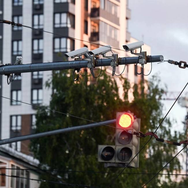 В Казани начали разыскивать преступников и пропавших людей при помощи ИИ Нейросеть анализирует видео с десятков камер в подземках и перед входами в метро и за доли секунд вычисляет в толпе тех кто находится в розыске При этом точность распознавания лиц составляет более 99 9   Подписаться в MAX на случай блокировки Telegram