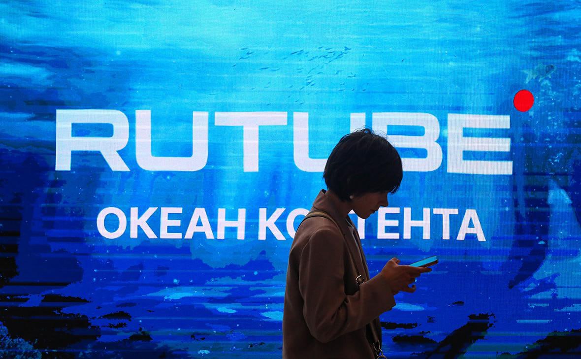 Rutube запускает рекламную платформу  Видеохостинг Rutube  принадлежит «Газпром-Медиа Холдингу»  представил рекламную платформу под названием Rutube Media.  Рекламная платформа базируется на видеосети, созданной на основе собственного плеера, который интегрирован в различные сайты — от новостных порталов до нишевых ресурсов о бизнесе, путешествиях и других тематиках. Теперь рекламодатели смогут не только размещать in-stream-видеорекламу, но и настраивать ее показ в зависимости от контекста и аудитории каждого сайта.  В частности, через Rutube Media можно настроить частоту показов для каждого пользователя, что позволяет рекламодателям более эффективно планировать свои бюджеты и управлять охватами кампаний.   Подписывайтесь