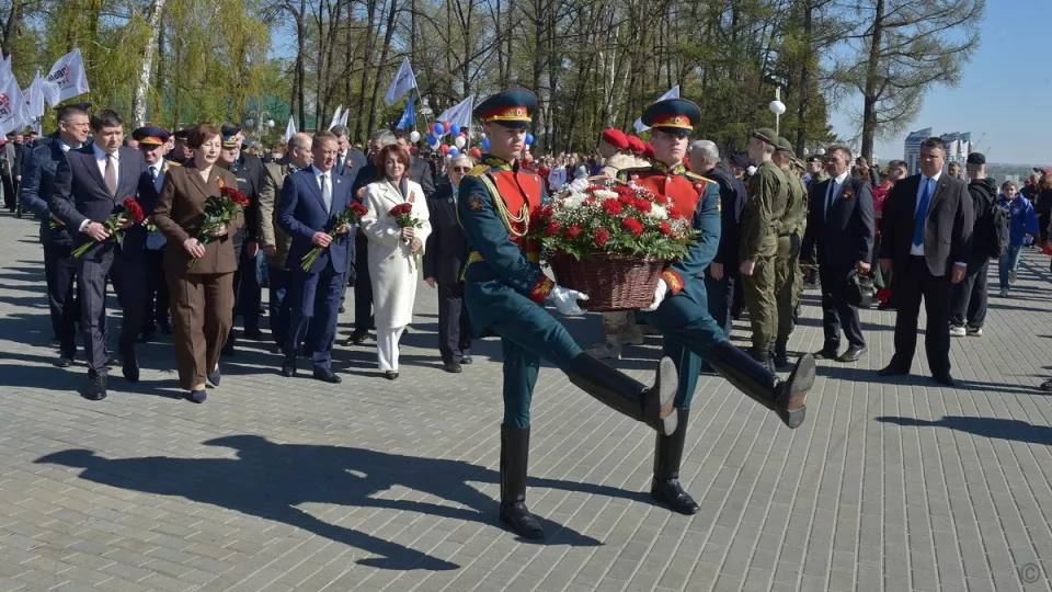 1 мая в барнаульском Нагорном парке возложили цветы к стеле "Город трудовой доблести". Собравшиеся отдали дань благодарности землякам-труженикам тыла, которые единым фронтом вместе с солдатами Великой Отечественной войны отстояли свободу Родины. В Барнаул в ходе Великой Отечественной войны было эвакуировано 14 предприятий, для работы на которых было мобилизовано более 3,5 тысячи человек. На территории города было развернуто 30 госпиталей на 10 тысяч коек. Также было эвакуировано много детей, большинство из блокадного Ленинграда, сообщили в администрации. "56 барнаульцев получили звание Героев Советского Союза, 16 стали полными кавалеры орденов Славы. Честь им и низкий поклон за подвиг во имя мира", – отметил Вячеслав Франк. ТОЛК