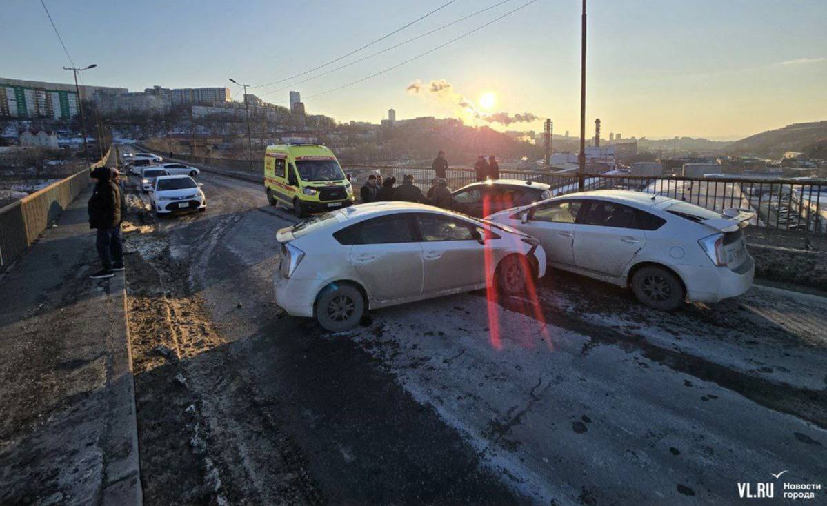 Для мигрантов, устроивших массовое ДТП на Рудневском мосту, провели лекцию ПДД возле разбитых машин  На середине Рудневского моста во Владивостоке столкнулись три автомобиля с иностранными водителями. Машины заблокировали проезд на несколько часов. Особенно пострадала Toyota Aqua — её пассажир разбил голову, в салоне кровь и осколки стекла.  По словам водителей, авария произошла мгновенно: один Prius выехал на встречку, пытаясь избежать столкновения, и протаранил Aqua. Ещё один Prius не успел затормозить и добавил удар. ГИБДД уже выясняет обстоятельства, инспектор провёл водителям экспресс-лекцию по ПДД прямо на мосту.  Источник:       / Реклама