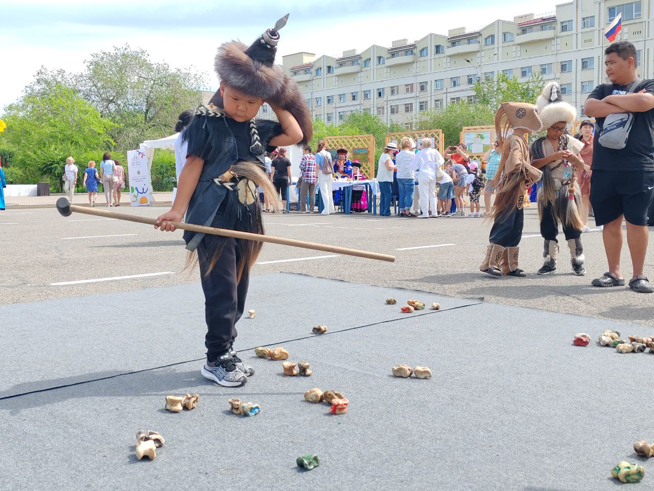 Поиграть в традиционную бурятскую игру на льду и угоститься кашей из полевой кухни предложат забайкальцам в селе Угдан Читинского округа Фестиваль Баргай на льду начнётся 28 февраля Там можно будет увидеть стрельбу из лука разбивание хребтовой кости и настольную игру Шагай наадан Ещё для гостей подготовили конкурс юрт большой ёхор и полевую кухню с ароматной кашей а также сладким чаем Начало в 10 00 О том чего ещё ждать от этого фестиваля рассказали тут Баргай бурятская напольная игра Её проводят на большой площадке поделенной на 12 сегментов в которых расставляют кости крупнорогатого скота Задача игрока выбить центральную кость из круга с помощью другой кости Фото с сайта Агинского национального музея имени Гомбожаба Цыбикова Минкультуры Забайкалья