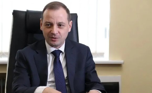 Экс-директору 13-го судоремонтного завода ЧФ грозит лишение свободы до 10 лет В Нахимовский районный суд Севастополя направлено уголовное дело в отношении директора ФГУП «13 судоремонтный завод Черноморского флота» Министерства обороны РФ Павла Флори. Об этом пишут наши коллеги из интернет-портала ForPost, ссылаясь на данные военных следственных органов СК РФ. По их версии, с сентября по ноябрь 2023 года Павел Флоря и сотрудники ИП Виктора Яковлева вносили в документы ложные сведения о стоимости оборудования, которое поставлялось на завод в рамках гособоронзаказа. В результате чего было похищено более 4 млн рублей. «По уголовному делу допрошены свидетели, проведены очные ставки и проверки показаний на месте, изъяты и осмотрены предметы и документы, получены заключения судебных экспертиз, собраны доказательства, которые полностью подтверждают вину Флори», – уточнялось в публикации. Бывшему директору судоремонтного завода грозит лишение свободы до 10 лет. НТС - Новости Севастополя