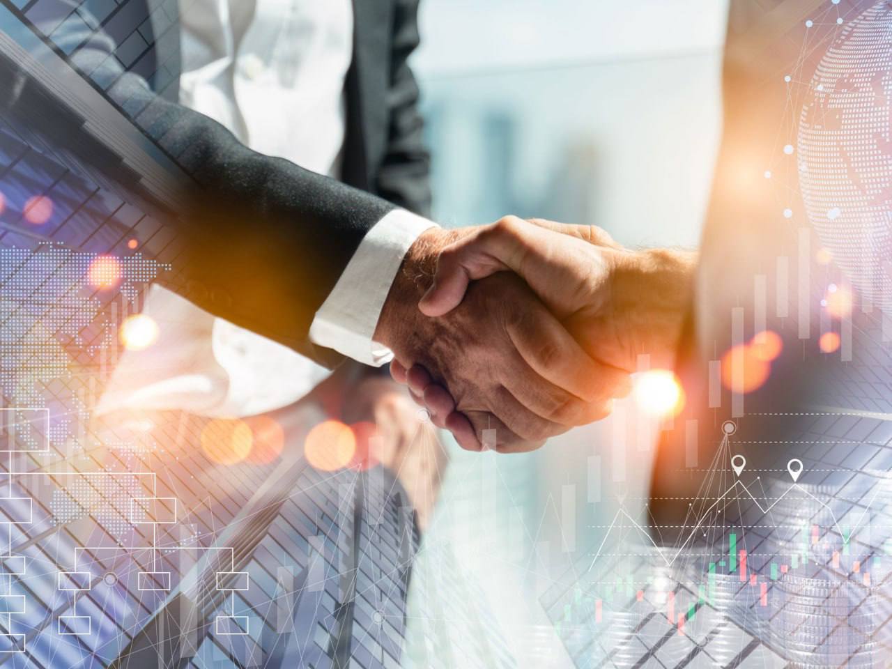 Barron s в этом году количество M A выросло и этот рост может продолжиться в 2026 году По данным LSE общий объем сделок слияния и поглощения в этом году достиг 4 39 трлн Это значит что стоимость сделок за весь год может составить 4 55 трлн т е на 30 больше чем в прошлом году 3 5 трлн Технологический сектор наряду с промышленным является локомотивом этой активности Обе индустрии составляют наибольшую долю в объеме сделок их совокупная стоимость 1 4 трлн Рост обусловлен более крупными сделками в то время как число сделок относительно стабильно Достаточно взглянуть на предложение Netflix о покупке стриминговых активов Warner Bros за 72 млрд тут мой разбор о битве за Голливуд и тут о личной гарантии Ларри Эллисона на 40 млрд для поддержки враждебного предложения Paramount о поглощении WBD Кроме того поставщик ПО в области кибербезопасности Palo Alto Networks согласился приобрести CyberArk за 25 млрд Уже сейчас две трети из сотен опрошенных KPMG корпоративных и частных инвест компаний ожидают что в 2026 году объём сделок будет больше чем в этом году И потому что все необходимые условия созданы Инфляция снизилась настолько что ФРС смогла снизить ставки дала понимание возможности дальнейших снижений и других мер стимулирования Это означает что экономика может расти а значит и корпоративные продажи и прибыль Пока потенциальные покупатели видят перспективы роста они будут уверены в своих силах и смогут делать предложения целевым компаниям Кроме того стоимость заимствования в следующем году может быть ниже чем в этом Более низкие затраты на заимствования для приобретения и более высокая прибыль увеличивают потенциальную доходность и повышают стоимость сделок Это сулит хорошие перспективы для всех покупателей Фонды прямых инвестиций располагают значительными денежными средствами для проведения подобных сделок По данным S P Global свободные средства или денежные средства доступные фондам прямых инвестиций для инвестирования сегодня составляют 2 2 трлн Хотя точно сказать когда именно фонды инвестируют все эти деньги сложно по крайней мере часть из них будет использована в следующем году У них есть мандат от своих ограниченных партнеров или инвесторов на вложение капитала в разумные сроки В итоге у них есть значительный капитал который обеспечит общую стоимость сделок Одна из областей куда могут пойти эти средства независимо от того являются ли покупатели частными инвестфондами или корпорациями это технологии Крупные компании разработчики ПО стремятся привлечь множество более мелких игроков чтобы расширить свои предложения в сегменте ИИ создать возможности для перекрестных продаж клиентам и выстроить более эффективную структуру затрат Кибербезопасность яркий тому пример Palo Alto и CrowdStrikeнаходятся на вершине этого списка в который входит множество более мелких игроков не все из которых могут выжить самостоятельно Аналитик Wedbush Securities Дэн Айвз в записке пишет что по этой причине он ожидает увеличения числа M A в сфере кибербезопасности И также ожидает потока сделок в сфере программного обеспечения в целом В частности считает лучшим кандидатом на приобретение инфраструктуры ИИ Nebius Group и эта компания будет приобретена крупным провайдером в 2026 году причем вероятными покупателями являются Microsoft Alphabet иAmazon Nebius с капитализацией в 22 млрд доказала способность к самостоятельной работе поскольку ее продажи в этом году выросли почти в пять раз мой крайний разбор Nebius тут но она может стать настолько ценной для крупной технологической компании что один из гигантов сделает ей привлекательное предложение Все эти потенциальные M A несут в себе одно главное последствие для инвесторов в акции множество акций компаний с малой капитализацией могут резко вырасти в цене учитывая что предложения о выкупе поступают со значительной премией к текущим ценам акций P S К слову Вчера Sanofi объявила о приобретении Dynavax Technologies за 2 2 млрд Акции DVAX за день 38