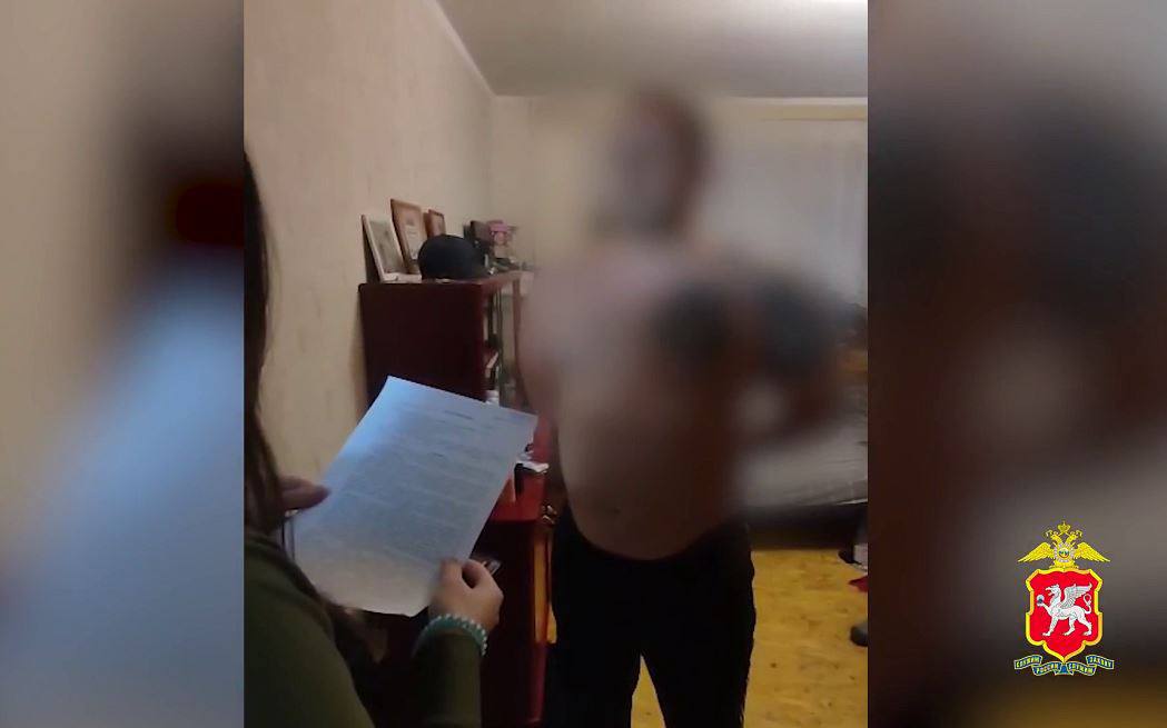 Жителя Севастополя заподозрили в крупном хищении на гособоронзаказе в Крыму Управление экономической безопасности МВД по Крыму выявило факт хищения бюджетных средств в размере 5 млн рублей Подозреваемый 40 летний житель Севастополя Его фирма занималась техобслуживанием КамАЗов для Минобороны С 2022 года бизнесмен вносил в отчёты ложные данные о работах и запчастях а потом обналичивал деньги Возбуждено уголовное дело о мошенничестве ForPost ForPost в MAX