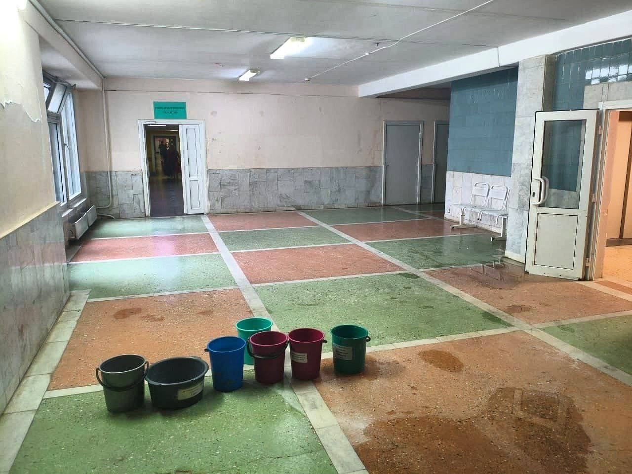 Детская областная больница снова не выдержала проливных дождей Протечка произошла в старом корпусе где еще не было капремонта Подпишись Предложи новость