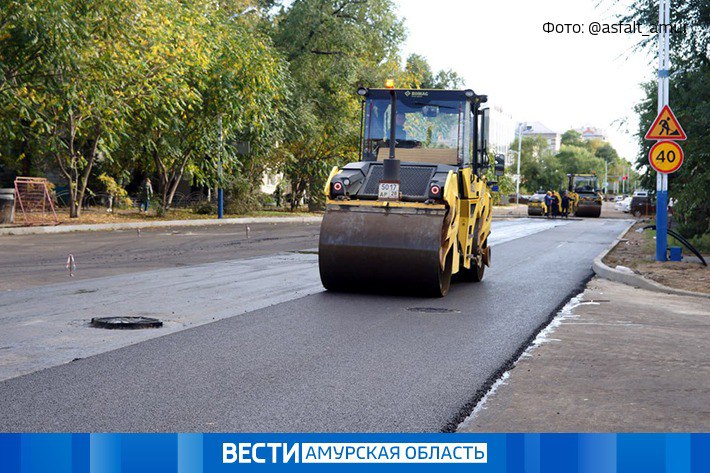 В Благовещенске дорожные работы на ул. Театральная и 50-летия Октября находятся на финальной стадии, сообщает подрядная организация в своем телеграм-канале.   Сейчас специалисты занимаются укладкой верхнего слоя асфальтобетонного покрытия на перекрестке улиц Театральная и Зейская, завершают работы по обустройству тротуаров. Также на этом участке провели и другие работы: заменили бордюрные камни, обустроили ливневки, укрепили земполотно.   Готовится к открытию и участок ул. 50-летия Октября. Специалисты уже уложили верхний слой асфальтобетона. На протяжении трех кварталов от ул. Октябрьская до Горького сделали ливневку и отремонтировали подземные колодцы.