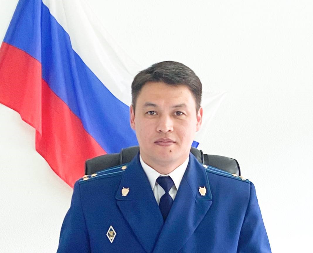 Прокурора Аргаяшского района арестовали по делу о мошенничестве Об этом пишут СМИ со ссылкой на источники. По версии следствия, Курмангазы Уруспаев за 5 млн рублей обещал решить вопрос об условном наказании для бывшего руководителя строительной фирмы, совершившего хищение средств при исполнении государственного оборонного заказа. Центральный райсуд Челябинска заключил прокурора под стражу на два месяца. Курмангазы Уруспаев занимает должность прокурора Аргаяшского района с августа 2022 года.