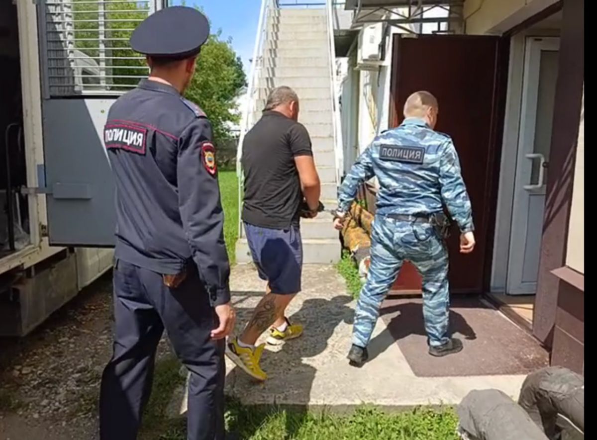 Жителя Киржача будут судить за убийство несовершеннолетней   newsvladimir ru fn 1794133 html В следственном отделе по городу Александров СУ СК России по Владимирской области завершено расследование уголовного дела в отношении жителя Киржача 1985 года рождения Он обвиняется в совершении преступлений против половой неприкосновенности и убийстве несовершеннолетней 2007 года рождения Также ему инкриминируется причинение вреда здоровью средней тяжести знакомому   Прислать новость Подписаться   Мы в MAX