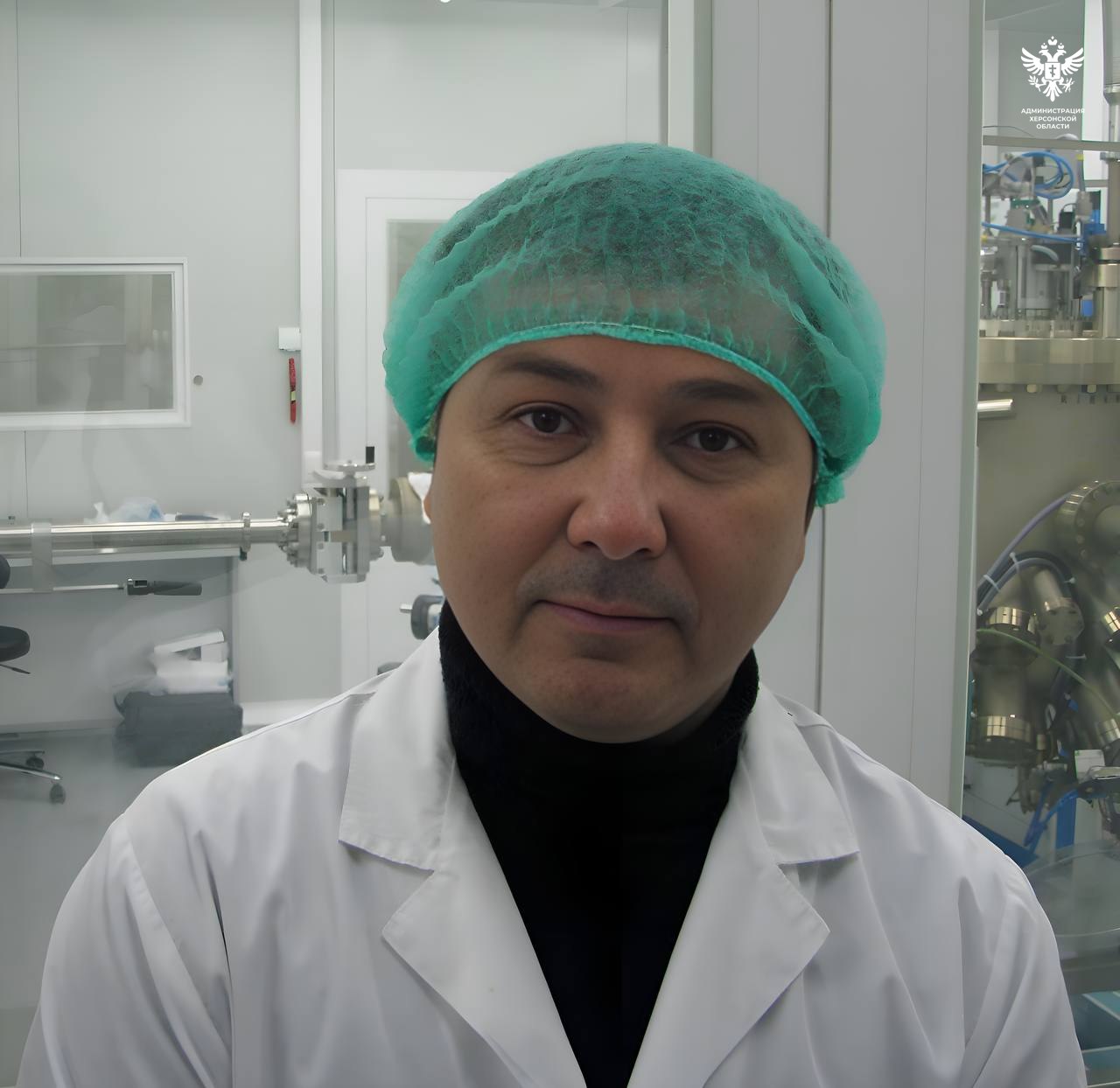 Студент ХГПУ получил патент на инновационную образовательную технологию Магистрант Института информационных технологий Херсонского государственного педагогического университета Фёдор Марьясов стал автором запатентованной технологии в сфере образования. Федеральная служба по интеллектуальной собственности приняла положительное решение о выдаче патента на его изобретение — «Способ адаптивного обучения с использованием искусственного интеллекта, нейротехнологий и мультимодальных данных». Разработка предусматривает интеграцию современных цифровых инструментов: VR/AR-технологий, блокчейна и голосовых ассистентов. Это позволяет формировать персонализированную и иммерсивную образовательную среду, способную адаптироваться под индивидуальные особенности каждого учащегося. Изобретение открывает перспективы для внедрения в цифровые платформы и образовательные программы как регионального, так и федерального уровня. Сайт ВК ОК #Администрация_Херсонская_область