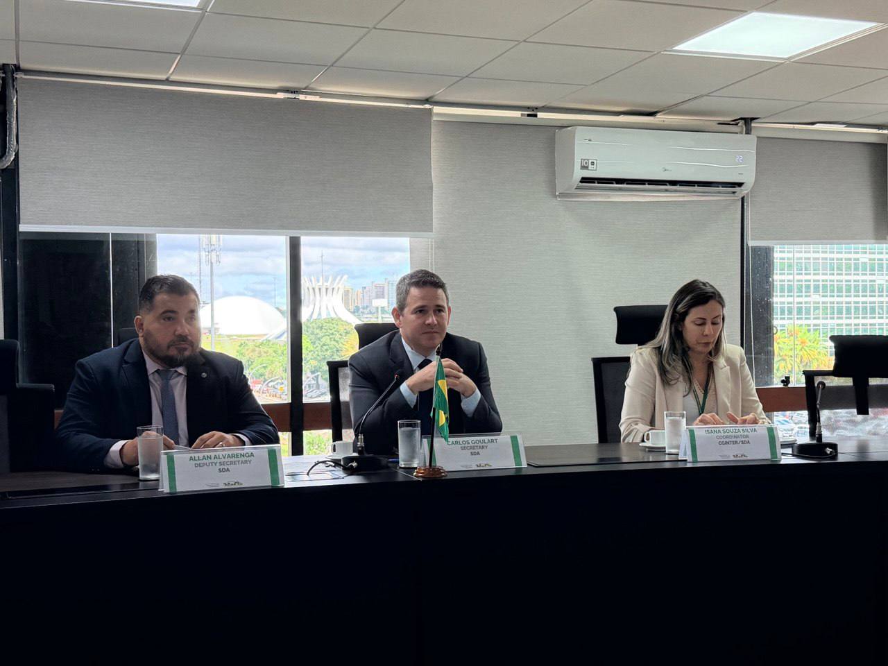 Сергей Данкверт провел переговоры с секретарем по защите растений и животных Министерства сельского хозяйства и животноводства Бразилии Карлосом Гуларом Встреча состоялась в Бразилиа в преддверии VIII заседания Российско бразильской комиссии высокого уровня по сотрудничеству Стороны обсудили эпизоотическую обстановку взаимный допуск животноводческой продукции на рынки двух стран а также расширение взаимодействия в области интеграции фитосанитарных и ветеринарных систем Главное Россия и Бразилия отметили что подходы к проведению регионализации государств по заразным болезням требуют актуализации Что нужно учитывать административно территориальное деление и площади стран плотность поголовья восприимчивых животных наличие мигрирующих диких животных Механизмы получения и поддержания статусов крупных животноводческих государств таких как Россия Бразилия и Китай не могут быть аналогичны мелким европейским странам и должны быть пересмотрены экспертами ВОЗЖ Ветспециалисты России и Бразилии подготовят предложения по актуализации рекомендаций ВОЗЖ Кроме того Сергей Данкверт отметил потенциал Бразилии по поставкам сезонных не произрастающих в РФ фруктов и овощей Так например Бразилия является одним из ведущих производителей цитрусовых Объем выращивания около 18 9 млн тонн в год Что касается производства цитрусовых в других странах БРИКС в год Китай около 46 7 млн тонн Индия более 14 3 млн тонн ЮАР 3 2 млн тонн Подробнее в релизе Россельхознадзор в MAX