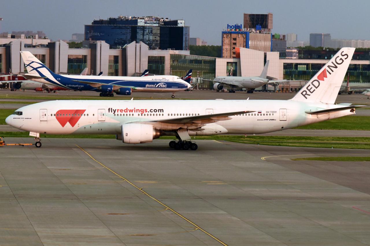 У Red Wings возникли какие то проблемы с Boeing 777 200 лайнеру срочно понадобилось дополнительное техобслуживание В результате этого сегодняшний рейс WZ3077 из Москвы в Хамбантоту Шри Ланка серьёзно задерживается В результате сдвигается всё расписание полётов в из этой страны на ближайшие два дня минимум Точно будет скорректировано расписание следующих ближайших рейсов   WZ3136 Хамбантота Самара   WZ3135 Самара Хамбантота   WZ3196 Хамбантота Санкт Петербург   WZ3195 Санкт Петербург Хамбантота   WZ3078 Хамбантота Москва Актуальное время вылета рекомендуется узнавать здесь или уточнять у туроператоров Два других воздушных судна такого же типа из парка перевозчика по всей видимости тоже на ремонте Согласно данным трекингового сервиса Flightradar24 одно из них не поднималось в небо после 13 декабря второе после 12 января tripfarearea RU Подпишись