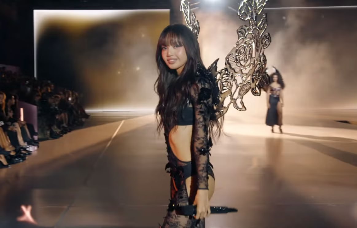 Victoria s Secret заявила что снова становится сексуальной и не боится этого Культовый производитель нижнего белья в 2018 году анонсировал переход на моделей XL размера и сворачивание сексуальных программ включая ежегодное шоу ангелов Новый генеральный директор Хиллари Супер заявила что бренд смягчили чтобы никого не обидеть Но этому приходит конец и Victoria s Secret возвращается к корням
