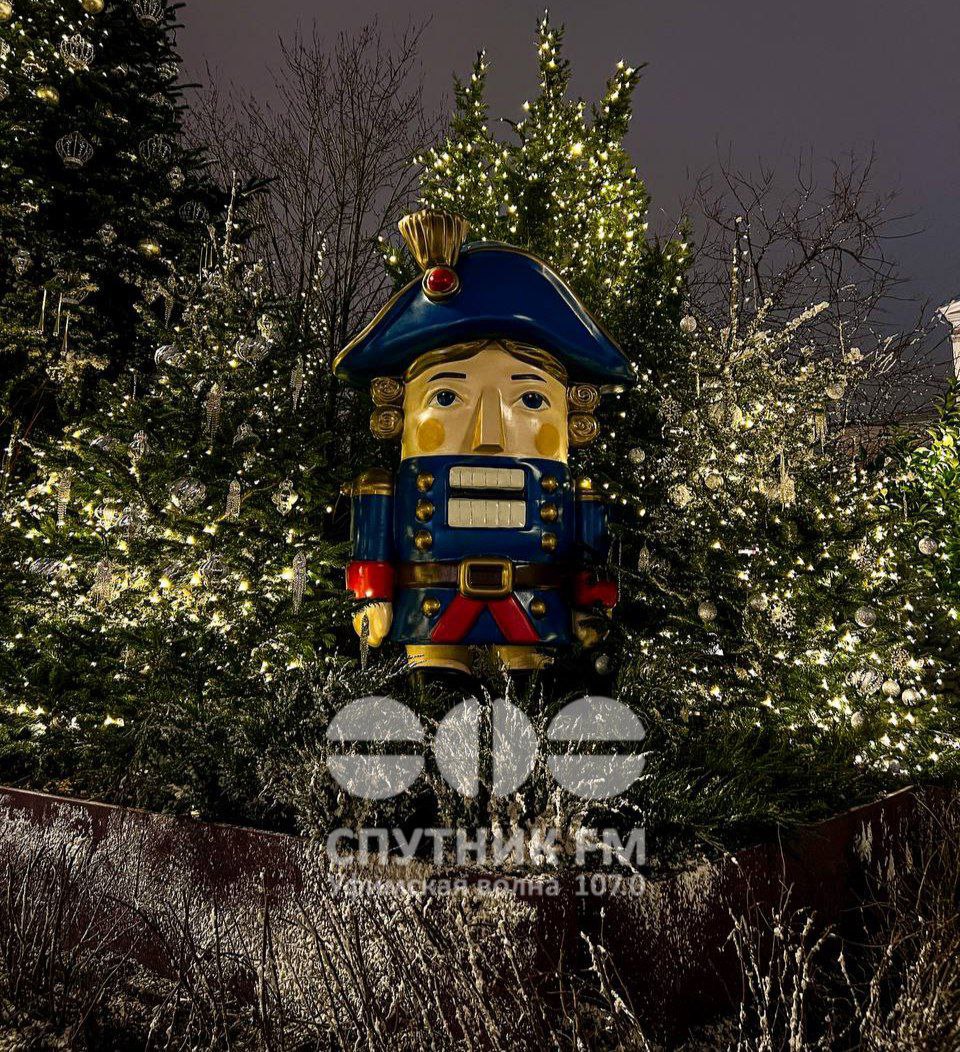 Большинство россиян предпочли дарить коллегам на Новый год съедобные подарки Опрос показал что более половины опрошенных работающих россиян регулярно дарят подарки коллегам на Новый год Треть делают это лично еще четверть участвуют в Тайном Санте Большинство россиян дарят коллегам что то съедобное чай шоколад конфеты печенье Сувениры с символикой года дарит 31 респондентов Косметические средства и предметы для дома и отдыха преподносят коллегам 27 Также в качестве подарка россияне выбирают полезные предметы в работе например канцелярку Источник ТАСС Фото Albina Munasipova Спутник FM Уфимская Волна