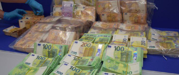 ДЕЛО О ХИЩЕНИИ 1 25 МЛН ЕВРО В Штутгарте начался судебный процесс против 32 летнего мужчины причастного к организации хищения 1 25 млн из инкассаторской компании По версии следствия он убедил свою возлюбленную Мирнесу С сотрудницу фирмы совершить кражу В октябре 2022 г 42 летняя Мирнеса С вынесла из офиса наличные деньги В течение нескольких месяцев она скрывалась вместе с мужчиной за границей Позднее по словам Мирнесы С партнёр стал вести себя агрессивно после чего она уехала в Черногорию и там узнала что находится в розыске В начале 2023 года она добровольно сдалась немецким властям Мирнеса С была приговорена к трём годам лишения свободы и освобождена досрочно У неё был сообщник который получил условный срок Оба утверждают что получили лишь часть похищенных средств несколько десятков тысяч евро Где находится остальная сумма неизвестно Подсудимый был задержан летом 2025 года при попытке пересечь границу между Грецией и Македонией На первом заседании суда он заявил что выполнял роль водителя за что ему пообещали 10 000 которые он не получил Инста Телега