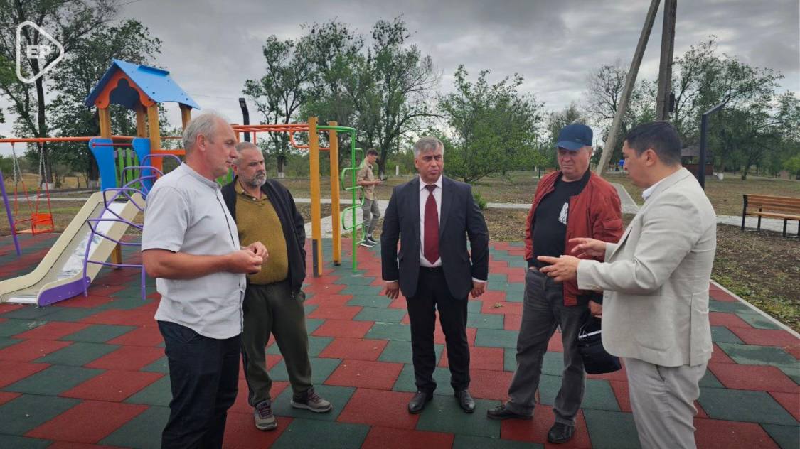 Завершено обновление трёх парков в Херсонской области в рамках проекта «Городская среда» от «Единой России» В Скадовском, Чаплинском и Каланчакском округах завершены работы по благоустройству парков в рамках народной программы партии «Единая Россия». Комиссия с участием регионального координатора партийного проекта, представителей Минстроя и глав округов осмотрела объекты и подтвердила высокое качество выполненных работ. «Команда «Единой России», администрации округов и представители министерств проверили работы. Замечаний нет — объекты готовы к эксплуатации. Благодарю строителей!» — сообщил Губернатор Херсонской области, секретарь регионального отделения «Единой России» Владимир Сальдо. В Скадовском округе завершены работы по благоустройству первой очереди Молодёжного сквера — пространство стало доступным и комфортным для людей всех возрастов. В Каланчаке проверили парк отдыха «Дружба» на улице Черноморской. В Чаплинке после замечаний уложены дорожки площадью более 3500 квадратных метров в центральном парке. "Уверен, что комплексный подход к благоустройству делает наши города и посёлки удобнее, безопаснее и привлекательнее для жизни», — рассказал региональный координатор федерального партийного проекта «Городская среда» Энвер Абдураимов. Кроме того, состоялось совещание по устранению замечаний в Ивановском и Нижнесерогозском округах, а также обсуждение запуска новых объектов благоустройства в этом году. #ЕдинаяРоссия #ГородскаяСреда