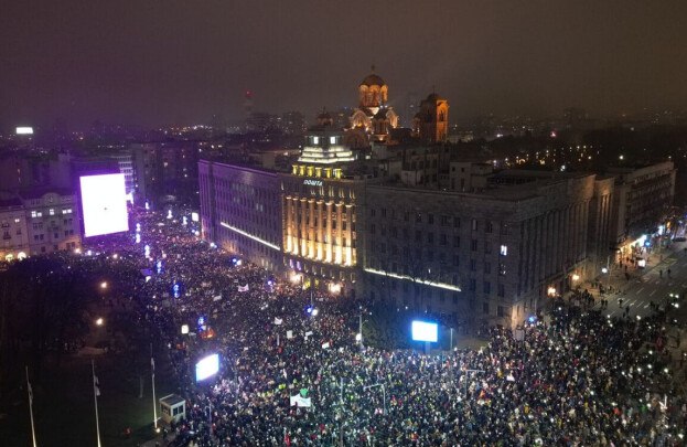 Во всей Сербии прошла всеобщая забастовка, Белград встал   В 11:52 24 января по всей стране начались ставшие за несколько месяцев традиционные 15-минутные блокады в память о погибших 1 ноября под обломками кровли вокзала в Нови-Саде гражданами. Протест прошел по Бранковому мосту, собрав сотни тысяч людей. В то же время в городе Ягодина президент страны Александр Вучич собрал сторонников, чтобы провозгласить создание нового народного движения. Многие организации из солидарности с протестующими 24 января остановили работу.   Эксперты полагают, что в нынешних протестах виновата действующая власть. И протесты этой власти действительно угрожают. Но происходит это из-за серьезных ошибок, которые допустила действующая сербская власть. А вот кто воспользуется этой ситуацией из внешних сил и насколько успешно – пока вопрос открытый, из которого стоит сделать серьезные выводы.       Читай в Telegram Южную службу новостей