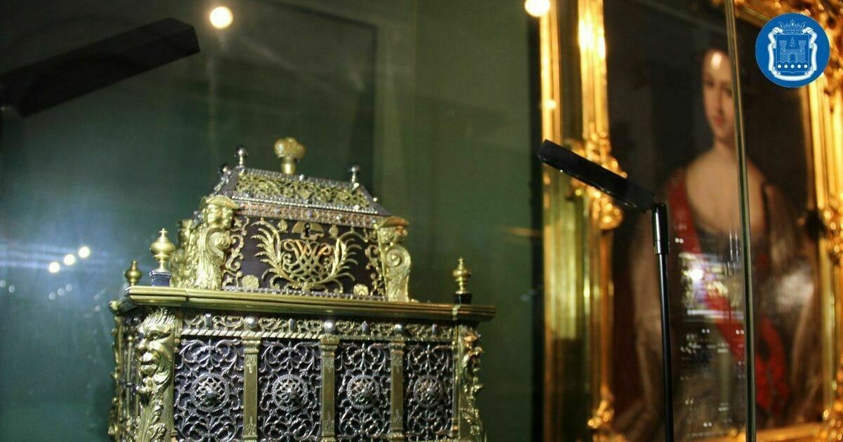 В Калининграде в Музее изобразительных искусств показали ларец Петра I Он 300 лет не покидал дворец Монплезир в Петергофе Ларец 300 лет не покидал дворец Монплезир в Петергофе В 1712 году Пётр Великий основал Тульский оружейный завод на котором в начале 18 века мастера отлили артфефакт и предпонесли царю говорится в сообщении Ларец сделан из золочёной бронзы Его украсили гравировкой и стальными алмазами На верхнем ярусе ларца находится вензель правителя