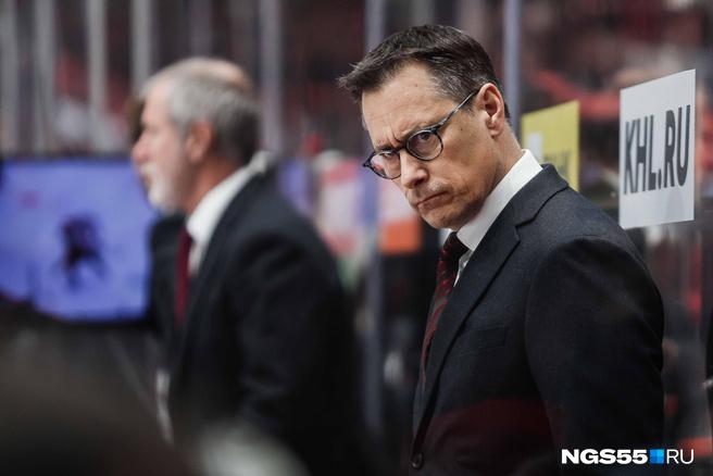 Главный тренер Авангарда Ги Буше получил штраф во время матча Инцидент произошел во время вчерашнего матча с Нефтехимиком во втором периоде Буше расстроила череда удалений у ястребов За 20 минут их было семь Наставник разводил руками и ругался в адрес арбитров В конце двадцатиминутки Буше сам получил удаление за неспортивное поведение За него наказание отбывал нападающий Александр Волков Но это не помешало ястребам вырвать победу Игра завершилась со счетом 2 1 Будьте в курсе даже офлайн NGS55 в MAX