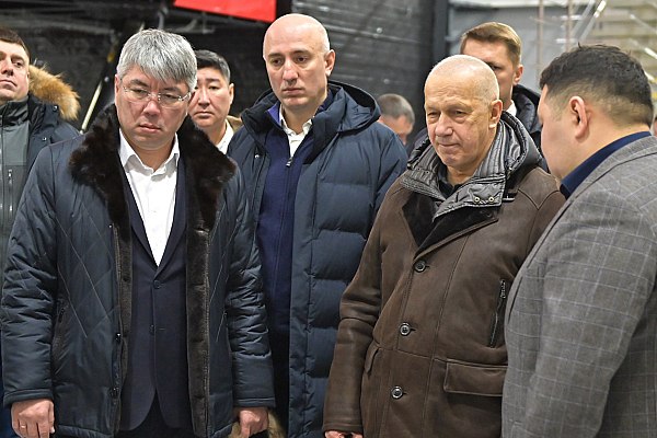 Юрий Трутнев посетил Улан Удэнский авиационный завод холдинга Вертолеты России Заместитель председателя Правительства Российской Федерации полномочный представитель президента Российской Федерации в Дальневосточном федеральном округе Юрий Трутнев посетил Улан Удэнский авиационный завод холдинга Вертолеты России входит в Госкорпорацию Ростех Об этом сообщает AVIA RU В ходе визита Юрий Трутнев посетил основные цеха предприятия а также познакомился с процессом производства нового многофункционального вертолета Ми 171АЗ для шельфовых работ Отдельное внимание было уделено проектам модернизации и технического перевооружения которые сегодня реализуются на предприятии В настоящее время практически завершены работы по реконструкции инженерного корпуса в скором времени на территории завода будут введены в эксплуатацию новая столовая и современная летно испытательная станция aviaru net n290562