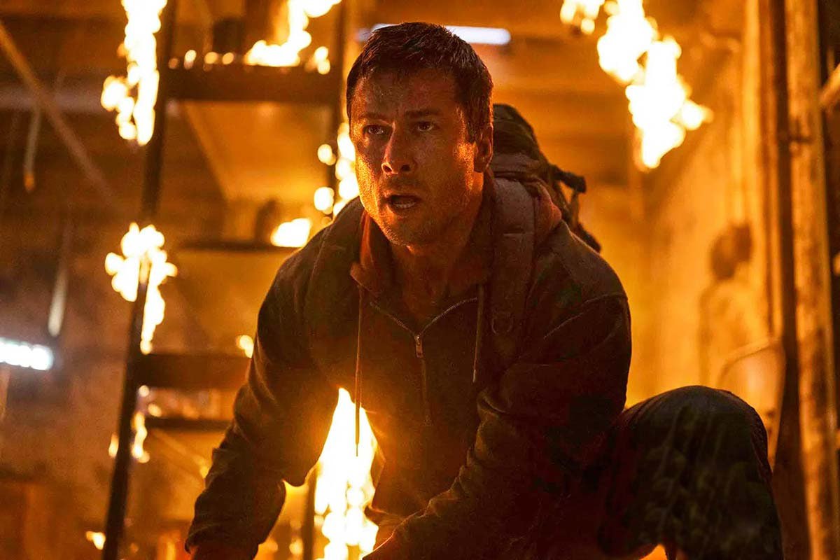 Глен Пауэлл сравнил новую интерпретацию Бегущего человека с Храбрым сердцем и Гладиатором Актёр рассказал GamesRadar что фильм Эдгара Райта по роману Стивена Кинга ближе по структуре к историческим драмам чем к классическому антиутопическому боевику Я бы сказал что структура фильма больше похожа на Храброе сердце и Гладиатора Обычные люди которые пытаются спасти членов семьи или искупить вину за ужасные вещи случившиеся с ними в итоге оказываются втянутыми в более масштабную историю где их проблемы не уникальны а их восприятие мира и то как они взаимодействуют с ним они почти обретают человечность в бесчеловечности По сюжету герой Пауэлла Бен Ричардс соглашается участвовать в смертельно опасном реалити шоу чтобы спасти свою дочь За месяц выживания можно выиграть миллиард долларов Однако за десять лет существования программы не выжил никто Актёр также отметил что фильм перекликается по духу с сатирой Сеть 1976 где телевидение готово на всё ради рейтингов Премьера Бегущего человека 13 ноября В России можно ждать на неделю позже Кино championatgaming Подписывайся на Чемп Play