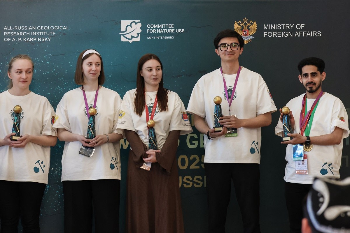Студенты ПИШ СПбГУ стали победителями Первого чемпионата мира по геологии В чемпионате приняли участие студенты и молодые специалисты из более чем 20 стран, включая Эфиопию, Мали, Танзанию, Азербайджан, Казахстан и Узбекистан. Абсолютным чемпионом соревнования стала интернациональная команда, в которую вошли студенты первого курса магистратуры Передовой инженерной школы СПбГУ Мохаммед Мохаммед Султан Саид и Хамид Рахимов. Далее...