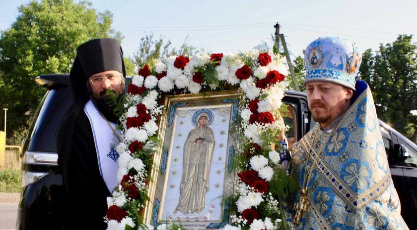Свыше 200 паломников из Краснодара и Луганска собрались в селе Роскошном на крестный ход и Божественную литургию с Луганской иконой Божией Матери. Об этом ЛуганскИнформЦентру рассказал иподиакон Вознесенского мужского монастыря в селе Хорошее Славяносербского района, Дионисий  Гришаев .  Торжества состоялись в честь 120-летия явления Пресвятой Богородицы во граде Луганске и по случаю престольного дня первого строящегося на Луганщине храма.  «Мы называем это вторым днем Луганской Пасхи. Когда шли крестным ходом я обратил внимание на людей — светящиеся от счастья лица. Люди просто были счастливы тем, что к ним пришло чудо. Чудо — это икона Луганской Божией Матери, которая посещает уже не первый год Роскошное. Спасибо огромное братьям, батюшке, отцу Иоанну и всем прихожанам, которые разделили такой праздник с нами. Мне очень приятно быть частичкой этого праздника», — отметил он.