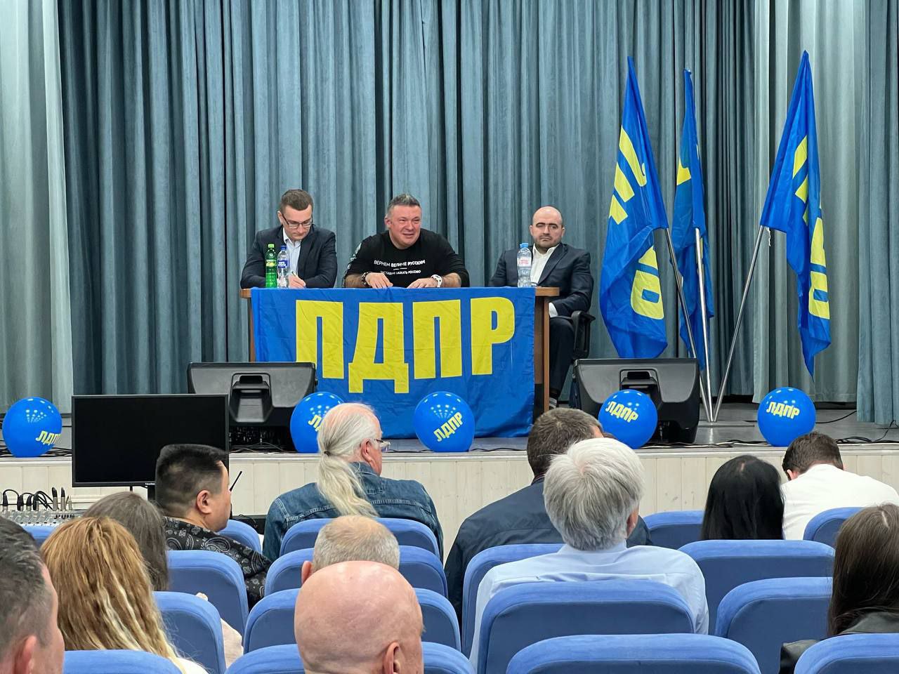 Депутат Заксобрания Андрей Андрейченко вернул себе пост координатора ЛДПР в Приморском крае. Кадровые перемены случились на минувших выходных, когда приморские либерал-демократы провели свою конференцию для переизбрания руководящих органов. С 2017 года, после того как Андрейченко получил мандат в Госдуме, координатором ЛДПР в Приморье был депутат думы Владивостока Василий Васильев. Теперь же всё и все вернулись на круги своя. Фото из тг Андрея Андрейченко