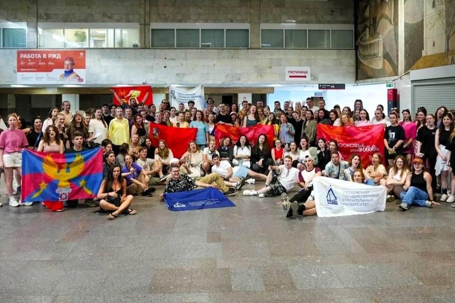 Хранитель Мытищинского музея стала участницей фестиваля молодого искусства   Главный хранитель Мытищинского историко-художественного музея Софья Бабайкина в составе делегации Московской области стала участницей фестиваля молодого искусства «Таврида.АРТ», проходившего с 1 по 3 августа на территории арт-кластера «Таврида».  Фестиваль поразил масштабными событиями. Выступления известных артистов и резидентов Тавриды, кулинарные мастер-классы, книжная ярмарка сменялись квизами, танцевальными батлами, карнавальным шествием и спектаклями. Открытая дискуссия Союза писателей России позволила начинающим авторам получить ценные рекомендации.  «Особенно поразила своим масштабом открытая выставка детских рисунков, где были представлены 65 тысяч работ, – поделилась впечатлениями Софья Бабайкина. – Это были портреты защитников Отечества, родные и любимые места юных художников, объединенные общей темой – любовью к родной стране. Это были дни, наполненные энергией, творчеством, невероятными событиями и людьми».    #мытищи_новости