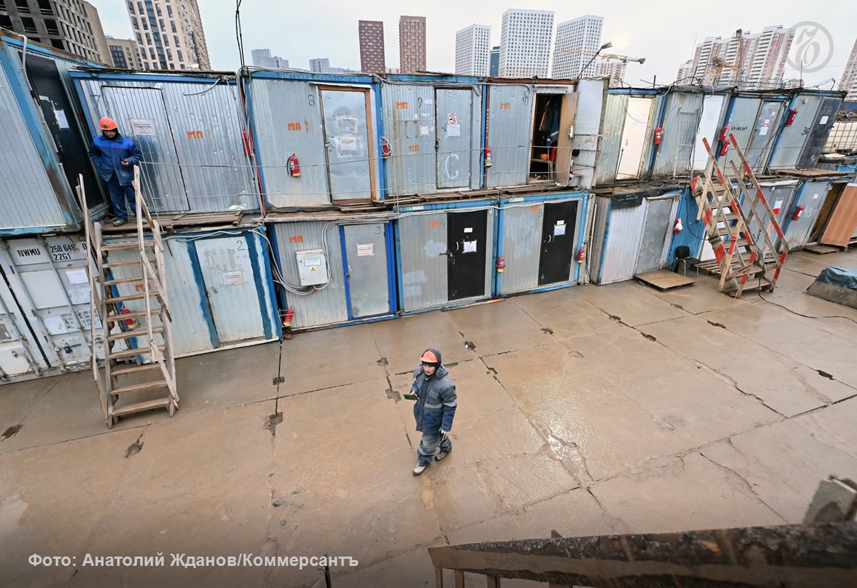 Правительство намерено ввести налог на теневые заработки иностранцев В четверг 19 февраля правительство рассмотрит пакет подготовленных Минфином законопроектов ужесточающих экономические условия пребывания трудовых мигрантов из безвизовых стран в России стало известно Ъ Согласно изменениям которые должны вступить в силу с 2027 года таким работникам придется оплачивать дающий право на работу патент в большем размере не только за себя но и за своих несовершеннолетних детей и других иждивенцев Кроме того будет расширен круг мигрантов вносящих такие платежи за счет работающих в РФ только на физических лиц Налоговая служба при этом усилит контроль за доходами обладателей патентов им надо будет показывать белый заработок не ниже прожиточного минимума региона проживания Цели изменений как миграционные более полный учет приехавших трудиться в РФ так и фискальные вывести их из тени Ъузнал