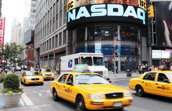 NASDAQ завершил падением третью неделю подряд  Американский высокотехнологичный индекс NASDAQ 100 завершил в красной зоне третью неделю подряд. По итогам торгов в пятницу, 2 сентября, котировки упали на 1,14%, до 12 098,44 пункта. Об этом свидетельствуют данные фондовой биржи NASDAQ.  Индекс снижается последние 6 сессий подряд, что является самой длинной полосой потерь с лета 2019 года, отмечает CNBC. На протяжении недели акции находились под давлением ястребиных комментариев представителей Федрезерва, сигнализирующих о том, что повышение процентных ставок в ближайшее время не прекратится. Трейдеры с настороженностью ожидают повторного тестирования июньских минимумов, учитывая, что сентябрь исторически является плохим месяцем для рынка.