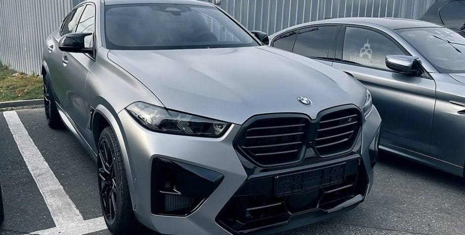 У бывшего главы Харьковского ТЦК обнаружили BMW X6 стоимостью около $100 тысяч — сообщает ГБР. По данным следствия, экс-военком также владеет Toyota Camry Hybrid, оформленной на родственников в период его службы. Совокупная стоимость автомобилей превышает 4,8 млн гривен. Правоохранители считают, что приобретение такого имущества не может быть объяснено официальными доходами. Суд наложил арест на движимое и недвижимое имущество фигуранта.