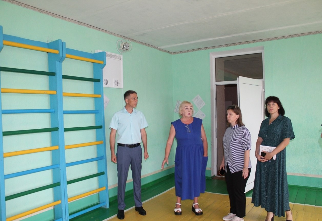 В рамках всероссийской акции «Родительская приемка» Партии «Единая Россия» председатель Совета городского округа муниципальное образование городской округ город Кировск ЛНР, депутат фракции партии «Единая Россия» Дмитрий Карапка в составе рабочей группы провел оценку готовности учреждений образования к новому учебному году.  Совместно с заместителем начальника управления - начальником отдела организации образовательного процесса территориального управления №23 МОН ЛНР Еленой Кострикиной, консультантом отдела образовательного процесса территориального управления №23 МОН ЛНР Викторией Тимошенко, а также председателем городского профсоюза работников образования Оксаной Литавриной провели оценку готовности образовательных учреждений к новому 2025-2026 учебному году.   Дмитрий Карапка совместно с представителями сферы образования осмотрели, насколько образовательные учреждения готовы к старту нового учебного года.  В течение летних каникул сотрудники образовательных учреждений делали косметические ремонты, убирали, готовили классные комнаты, подготавливали всё к началу учебного года. Члены комиссии проверили готовность классных комнат, пищеблоков, медицинских комнат, актовых и спортивных залов.  ⏺ Также планируется проверка готовности дошкольных учреждений города и учреждений дополнительного образования.   #ЕдинаяРоссия#ЕР81#НоваяШкола#РодительскаяПриемка#партпроект