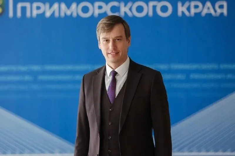 Андрей Блохин покидает пост министра экономического развития Приморья в связи с переходом на новое место работы Исполнение обязанностей министра временно возложено на его заместителя Евгению Чавкину Евгения Чавкина имеет значительный управленческий опыт и хорошо знакома с текущей повесткой Ожидается что команда министерства продолжит работу в прежнем направлении сохраняя курс на развитие экономики и поддержку бизнеса сообщили в региональном минэке Там уточнили что за период руководства Блохина экономика Приморского края продемонстрировала устойчивый рост валовой региональный продукт увеличился в 1 5 раза и достиг 2 3 трлн руб Объем инвестиций вырос вдвое с 253 млрд руб В 2021 году до рекордных 522 млрд руб в 2025 м Регион укрепил позиции лидера на Дальнем Востоке по числу субъектов малого бизнеса самозанятых и социальных предпринимателей РБК Восток в Telegram и MAX