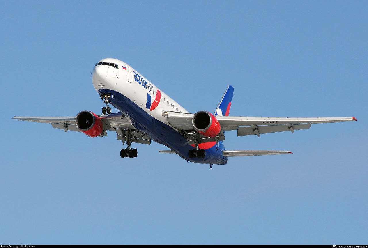 Второй пилот самолета Boeing компании 25 сентяюря AZUR AIR едва не угробил машину с пассажирами Речь идет о рейсе Анталия Екатеринбург Пока КВС ходил в туалет его сменщик так понажимал кнопочки что половина машины оказалась обесточена Боинг аваоийно посадили в Сочи проводится расследование SEMPER IRATUS инсайды и подробности