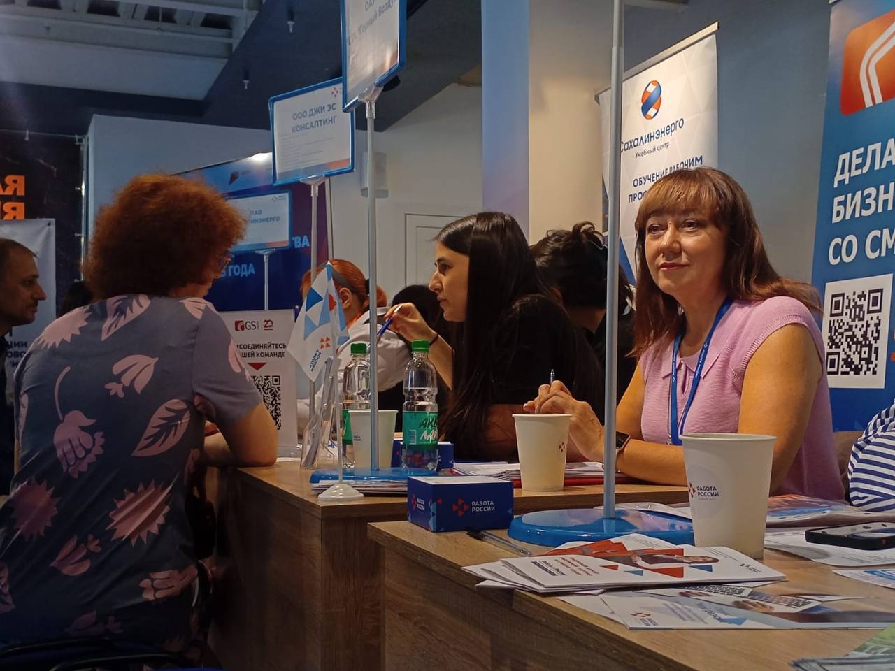 Больше 800 рабочих мест подготовили соискателям в рамках федерального этапа Всероссийской ярмарки трудоустройства в регионе. Только на Сахалине и Курилах работодателям в сферах ЖКХ, торговли, строительства, транспорта, здравоохранения и других сейчас нужны специалисты по трем сотням специальностей. При этом человеку не обязательно иметь образования по специальности. На ярмарке трудоустройства ему предложат подходящую должность, или переобучение. Кроме этого, для сахалинцев и курильчан проводят профтуры на предприятия, где будущих работников знакомят с учреждением узнутри. Так сегодня на знакомство с заводом имени Федотова в областном центре уже отправились 10 ветеранов СВО.