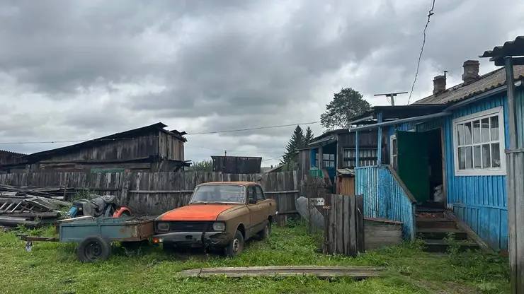 Пенсионерка и ее сын погибли из-за отравления угарным газом В Рыбинском районе края СК проводит проверку по факту гибели двух местных жителей. Они отравились угарным газом. Известно, что соседи не видели живущих рядом пенсионерку и ее сына около 4 дней, поэтому решили навестить их. Когда они зашли в дом, то обнаружили тела 61-летней женщины и 38-летнего мужчины. В помещении были следы гари и задымления. Фото: ГСУ СК России по Красноярскому краю и Республике Хакасия предложить новость