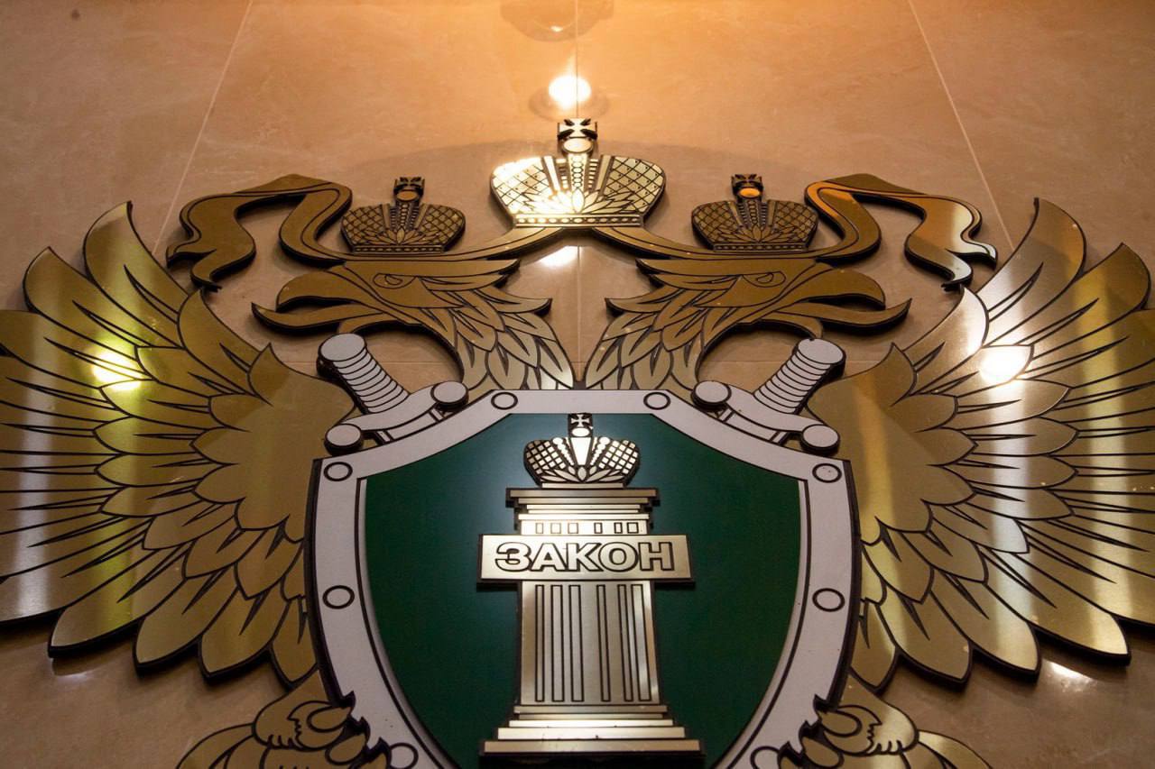 В Сакском районе вынесен приговор по уголовному делу о незаконной добыче водных биологических ресурсов Установлено что двое местных жителей в сентябре 2024 года установив в акватории озера Сасык Сиваш 11 орудий лова незаконно добывали креветку черноморскую Суд с учетом позиции государственного обвинителя приговорил мужчин к 2 годам лишения свободы условно с испытательным сроком на аналогичный период каждого По ходатайству государственного обвинителя орудия лова а именно ловушки раколовки в количестве 11 штук конфискованы в собственность государства В настоящее время приговор в законную силу не вступил